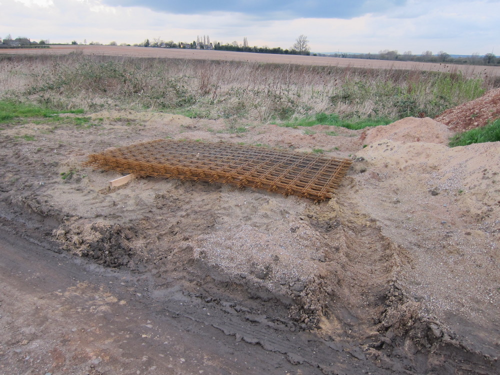Steel reinforcing mesh for concrete floor slab