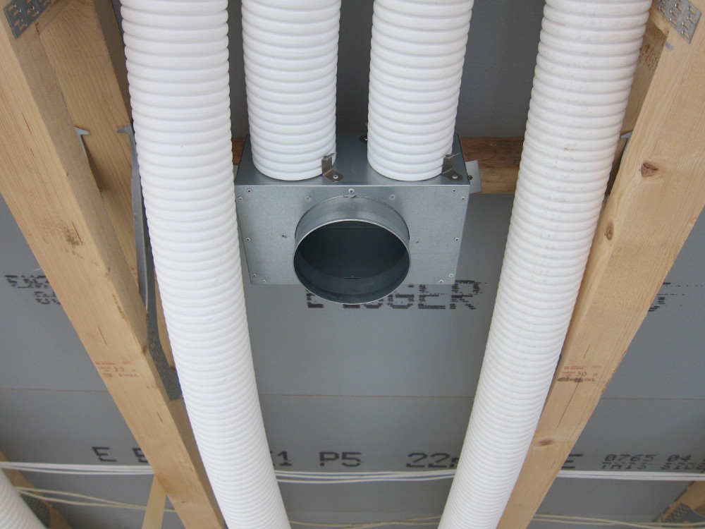 Twin ventilation ducts for a single extraction vent