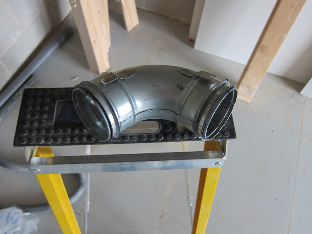 Metal elbow fitting for 80mm semi-rigid ventilation ducts
