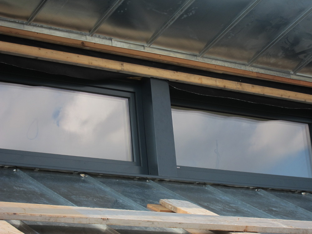 Aluminium channels over insulation covering the posts between the clerestory windows