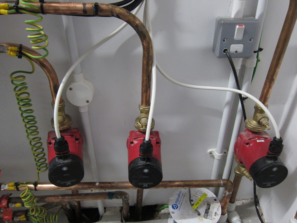 Heating circulation pumps - pipes need insulating
