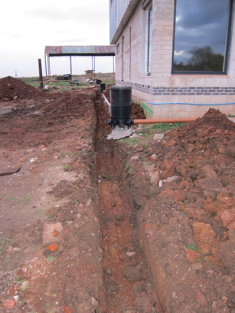 Foundation trench for inner section of retaining wall
